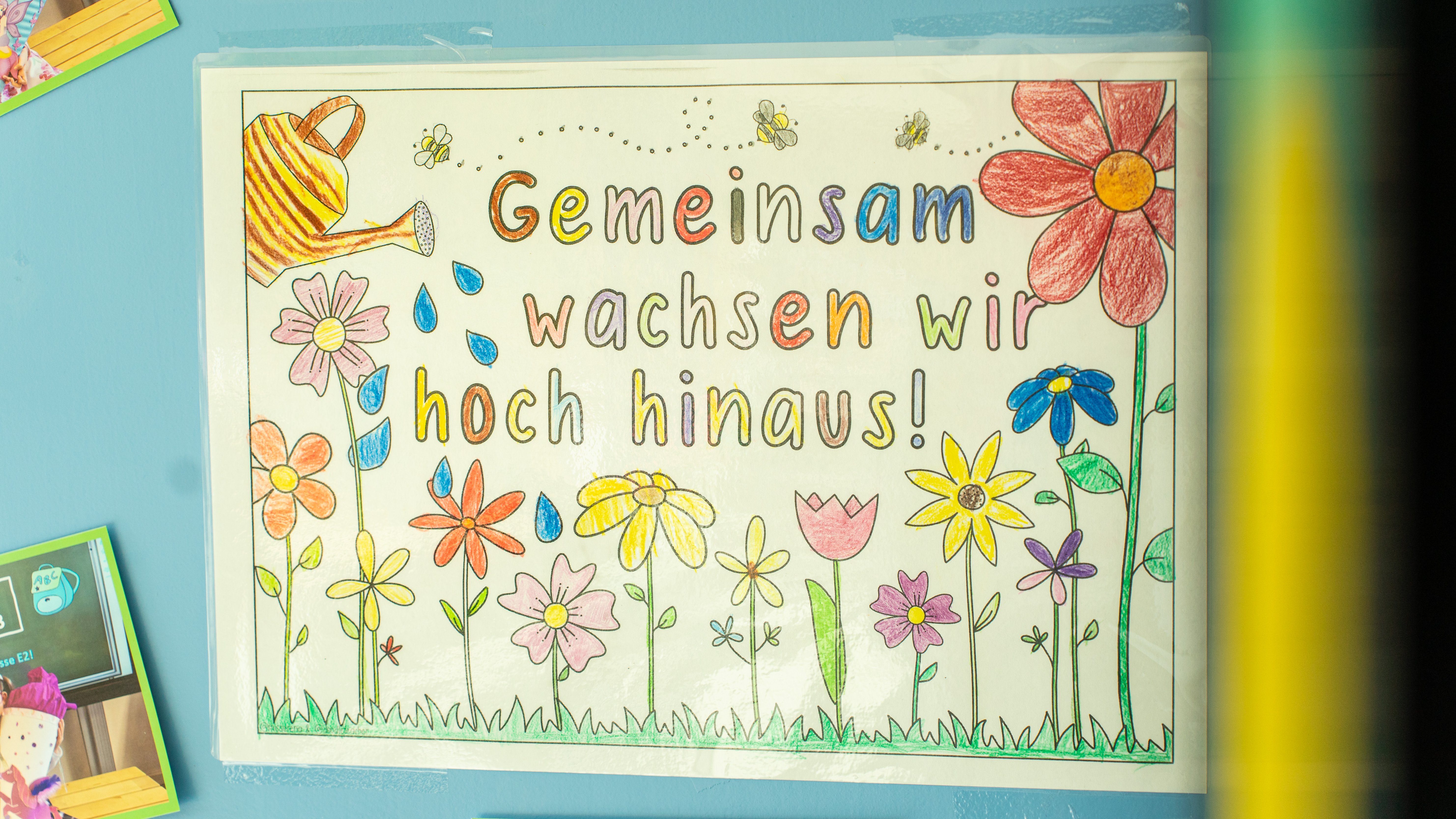 Bild eines Plakats an Klassenzimmertüre. Gemeinsam wachsen wir hoch hinaus!